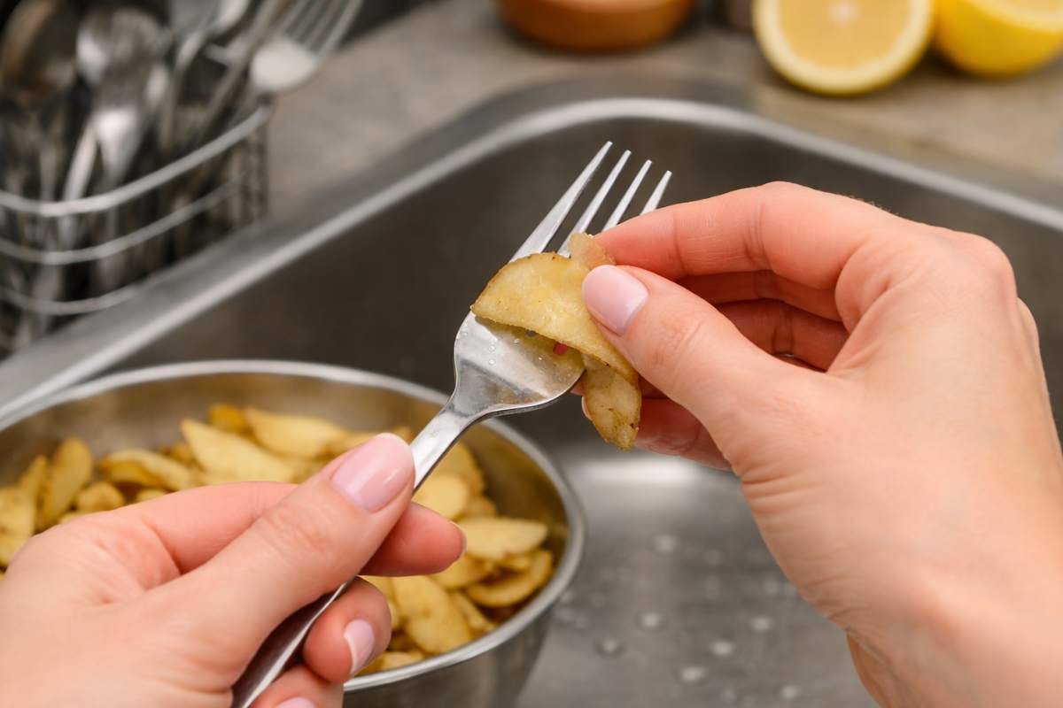 Bucce di patata e posate 